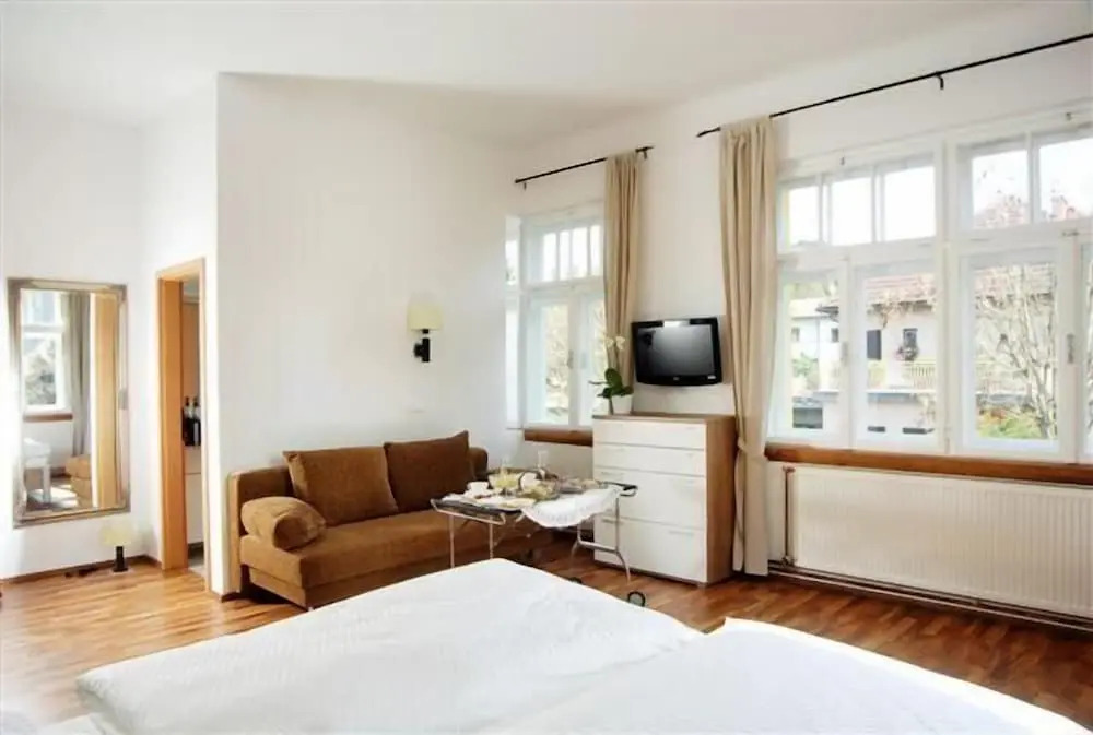 Hotel Katrca 1905 by null