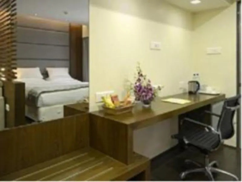 Grand Double Suite with city view full double bed