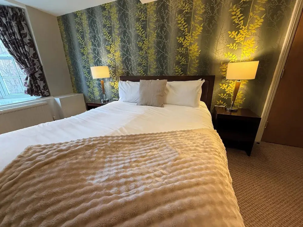 Deluxe Double room with city view (full double bed)