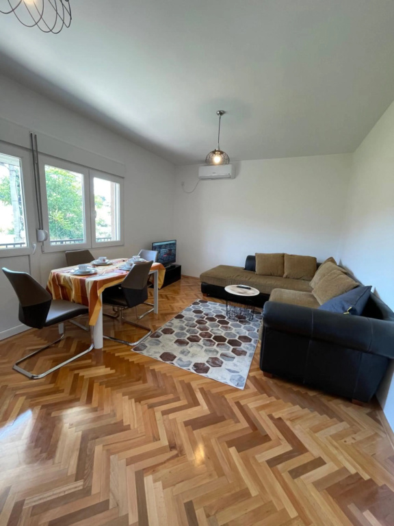 Entire spacious apartment with free parking