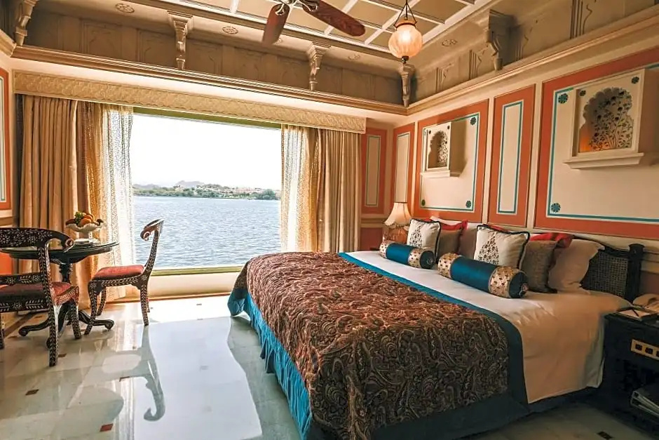 1 Bedroom Double Suite with lake view (full double bed) (king size bed)