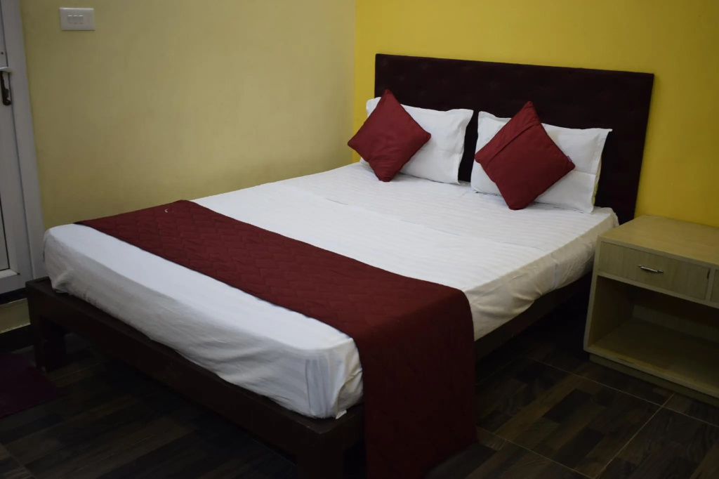 Deluxe Double room (full double bed)