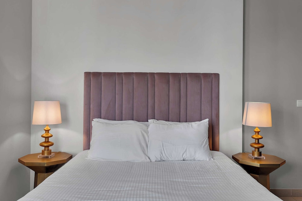 Отель Bellavista - Elegant -2BR -Fountain View в Дубае
