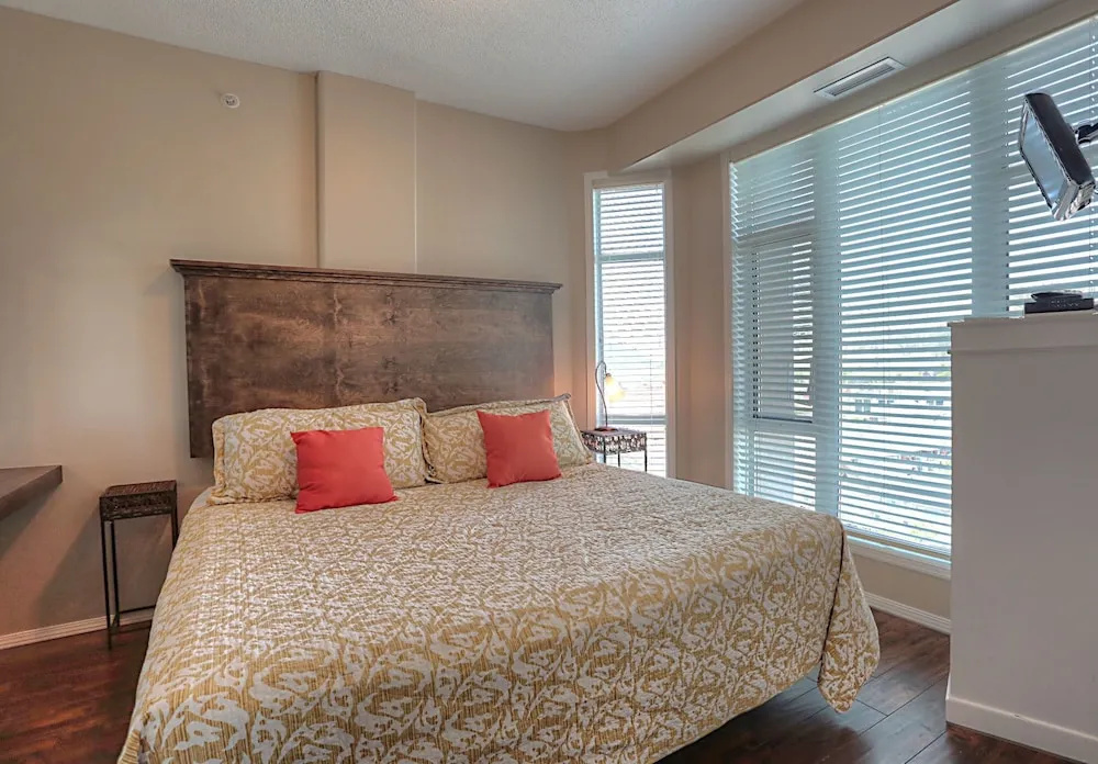 Sunset Waterfront Resort by KelownaGo - Chambres