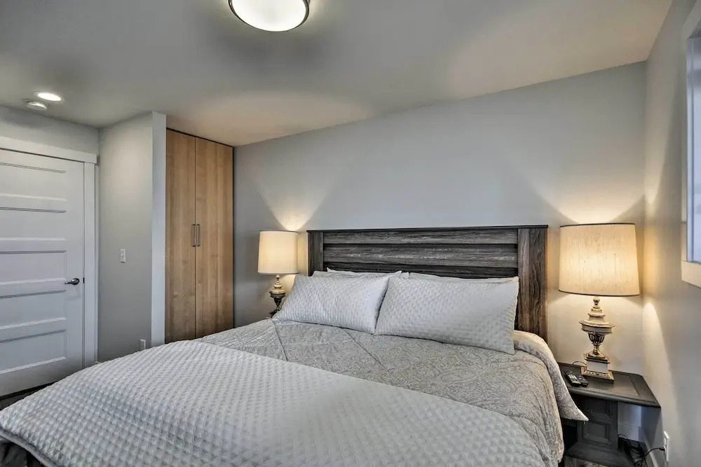 Sleek Riverfront Condo on Pier in Downtown Astoria — фото 4