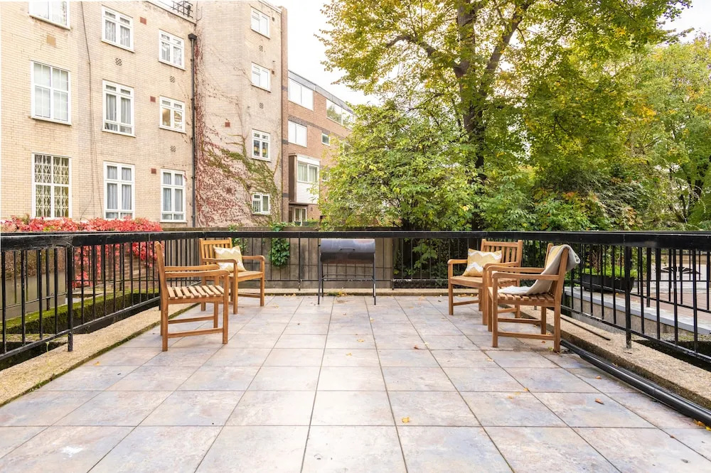 The Southwick Sanctuary - Large & Modern 6BDR Home with Private Terrace