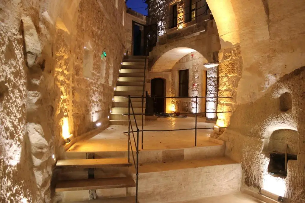 Rose Cave Hotel