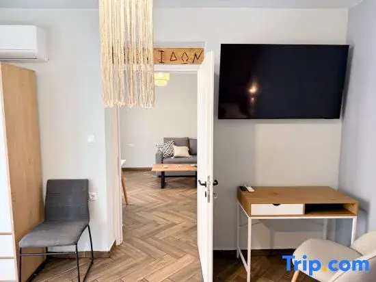 Amfitriti 30meter to beach, 6min Old Town, 2BD 4PL