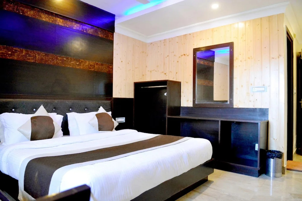 Standard Double room with mountain view (full double bed)