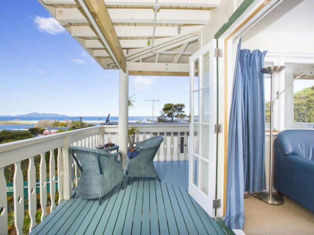 豪華四人房套房，設有陽台及海景單人床