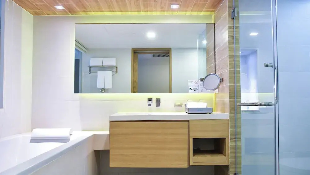 Номер Deluxe с балконом в Phuket Graceland Resort And Spa