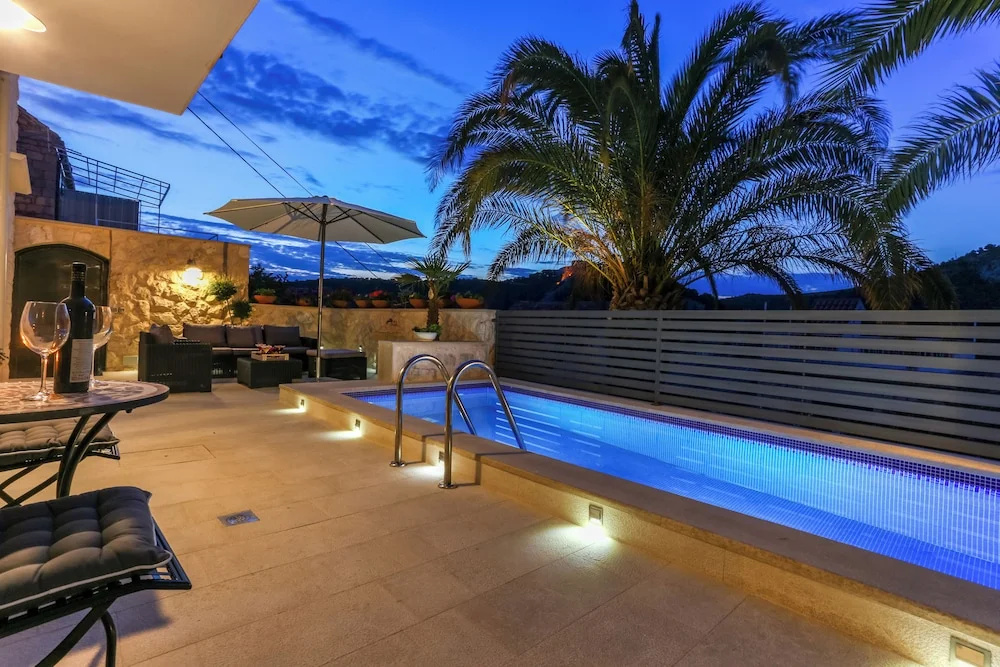 Villa Capitis in the Centre-Central Luxury Escape with Swimming Pool