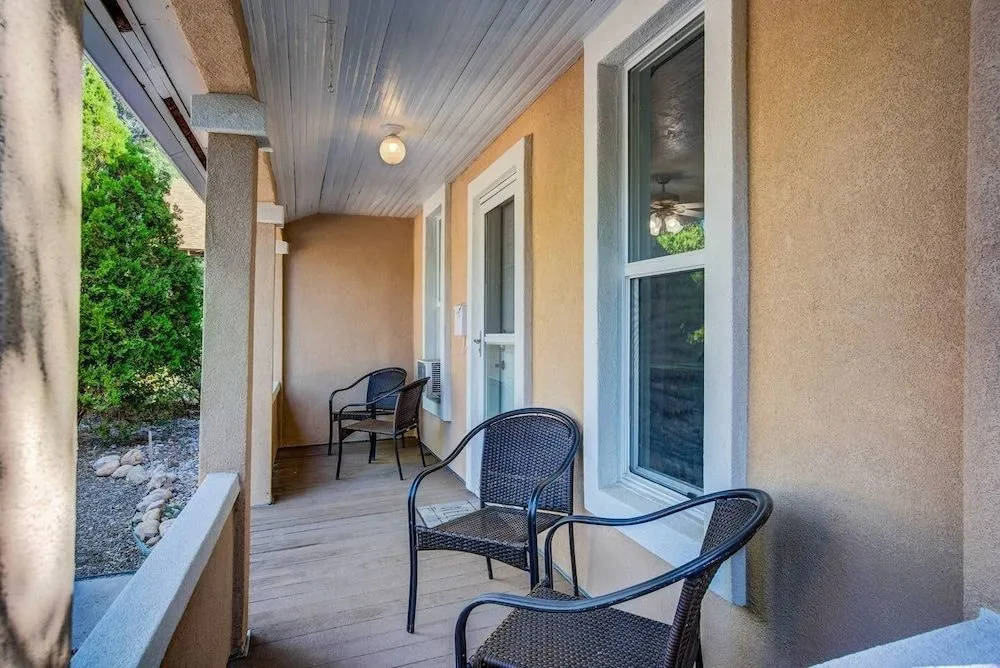 Downtown Practical & Pet-friendly Easy & Sensible