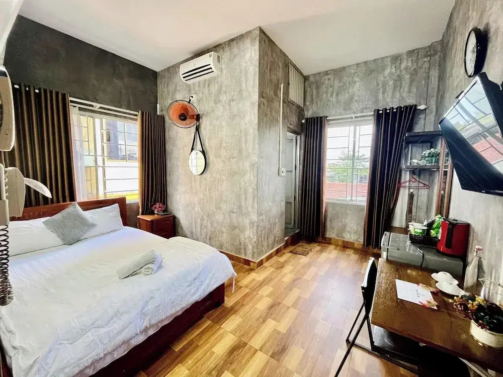 Superior Double room with city view (full double bed)