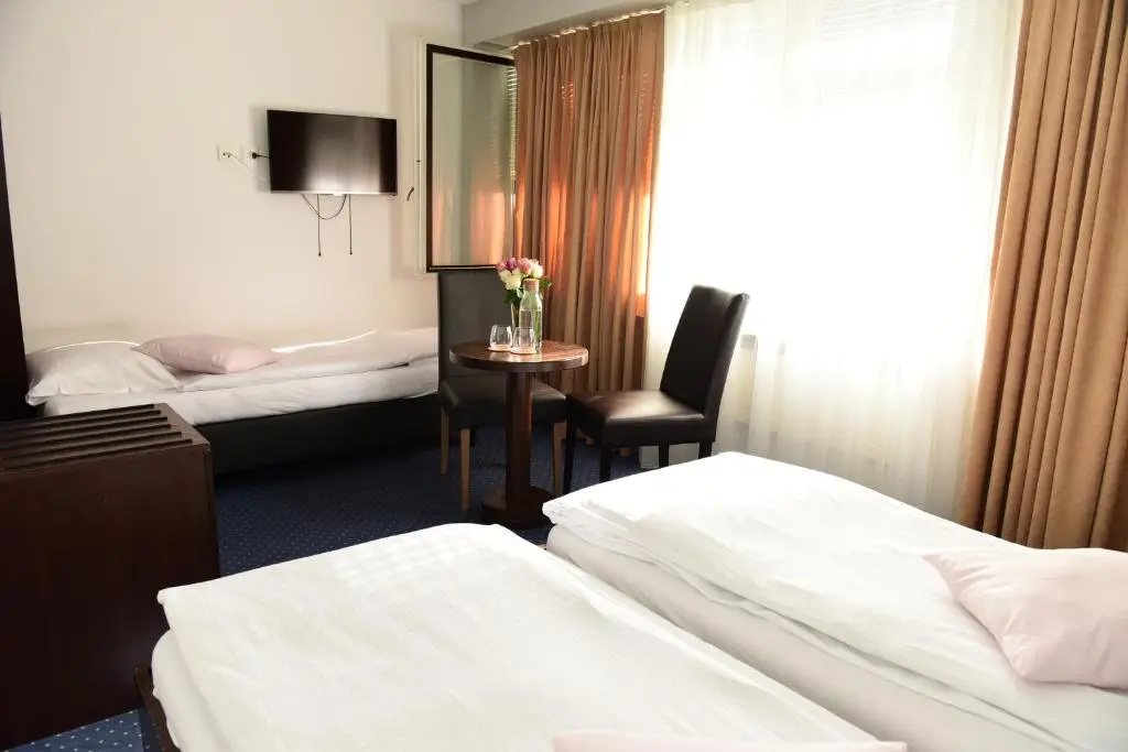 Standard Triple room