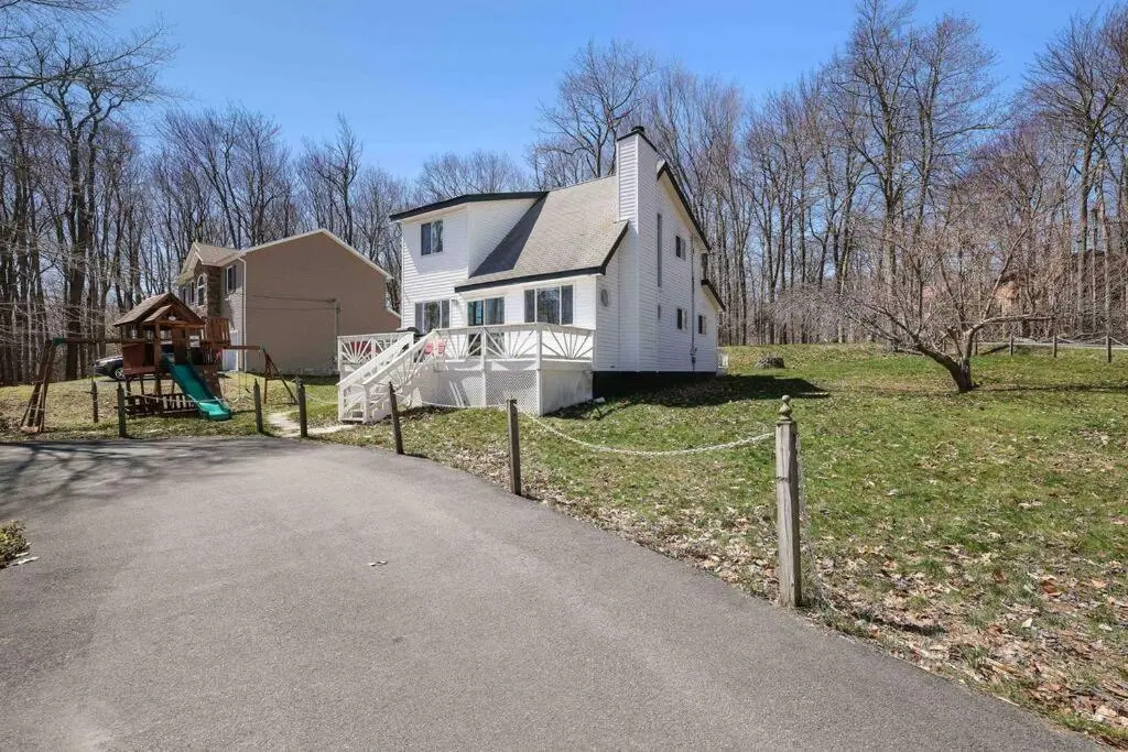 Cozy Poconos Mountain House with 3 bedrooms