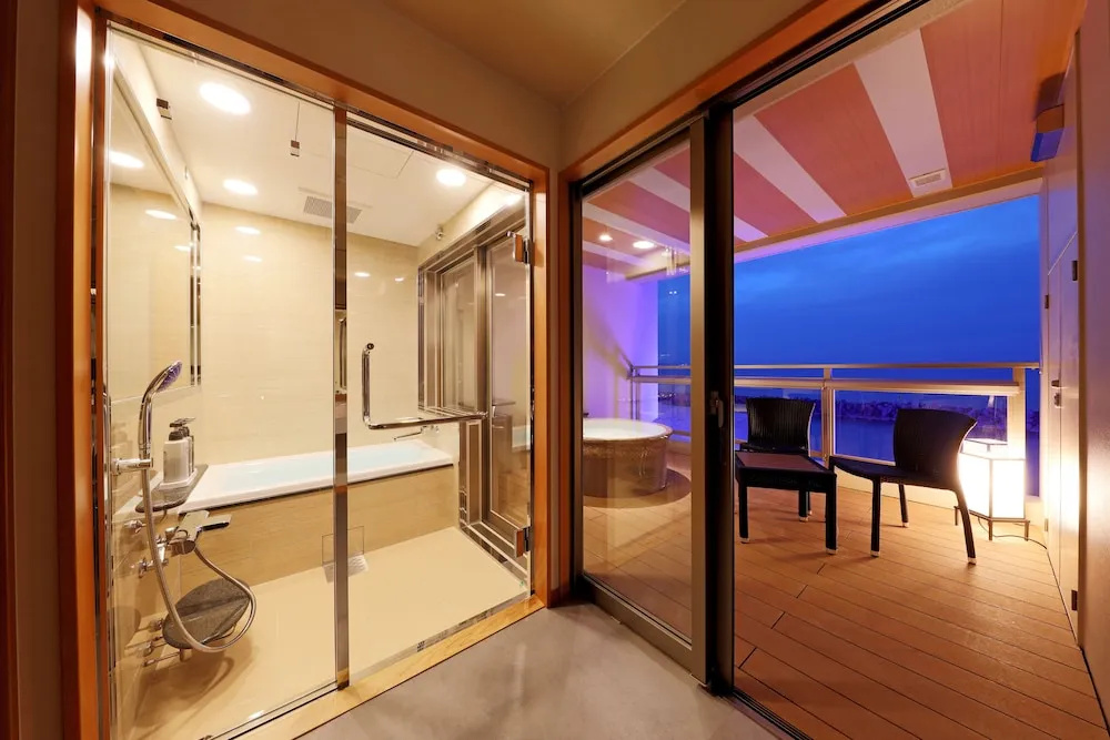 Deluxe room with balcony and with ocean view