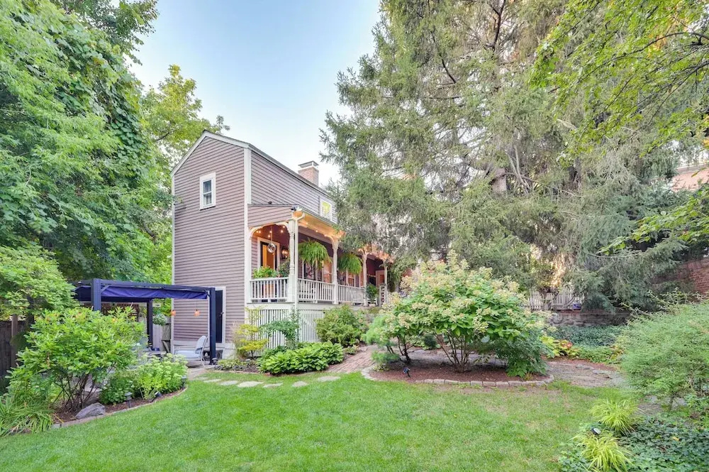 < 1 Mi to Dtwn Salem: Apt w/ Shared Patio & Yard!