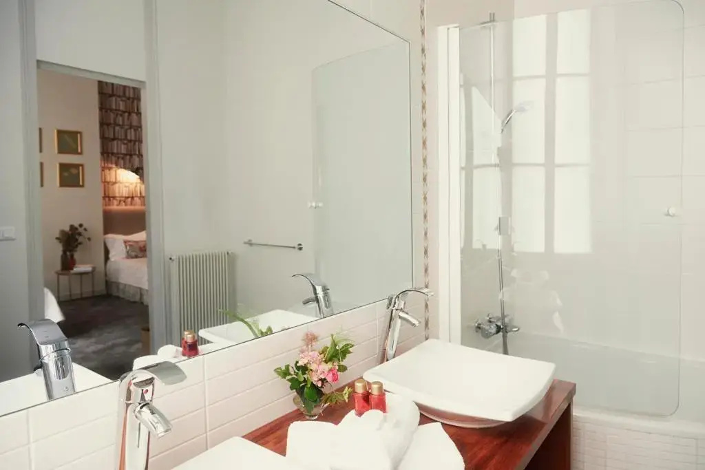 Deluxe Double room (full double bed)