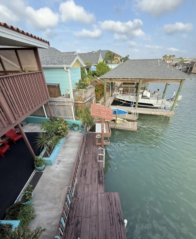 Relaxing Gulf Coast Getaway With Waterfront Deck