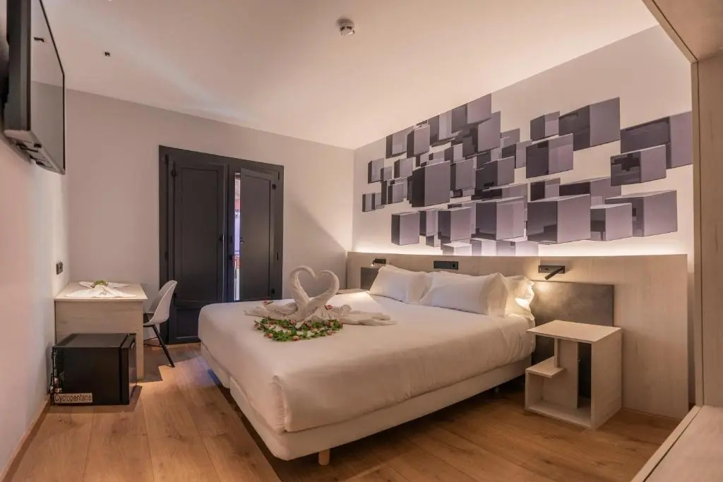 Deluxe Double room with balcony (full double bed)