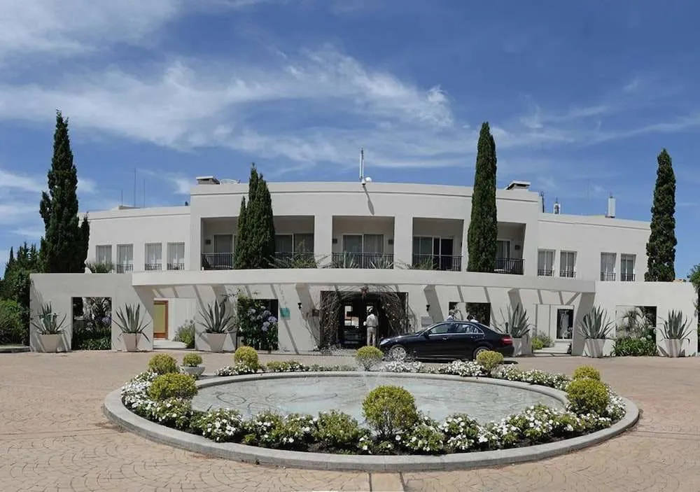Victoria Fields Hotel & Resort