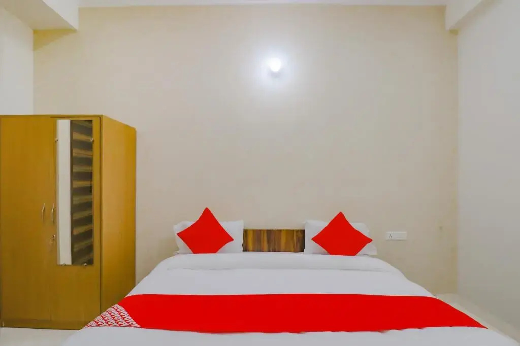 White House by OYO Rooms