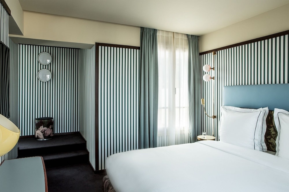 Hôtel du Rond-Point des Champs-Élysées 61