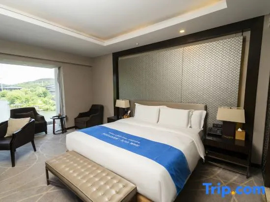 Standard Double room with lake view (full double bed)