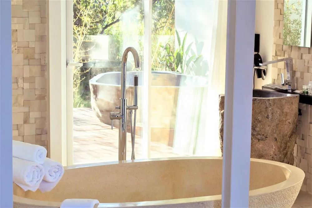 Deluxe Double room with balcony and with sea view (full double bed)