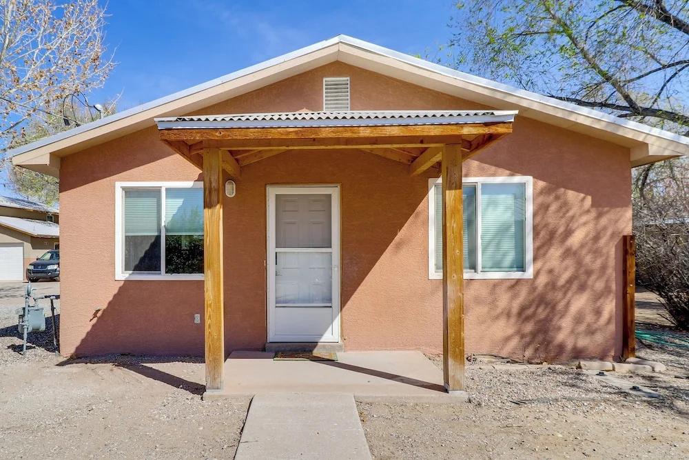2 Mi to Old Town Abq! Cozy Desert Retreat