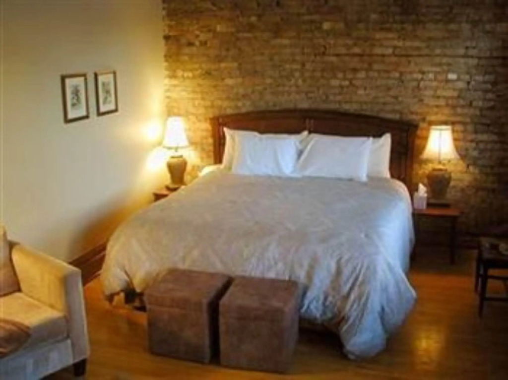 Old Chicago Inn featuring Room 13 by null