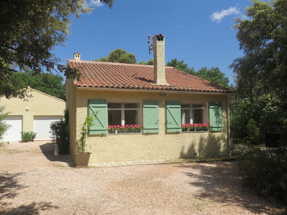 Modern Villa In Gareoult With Private Pool