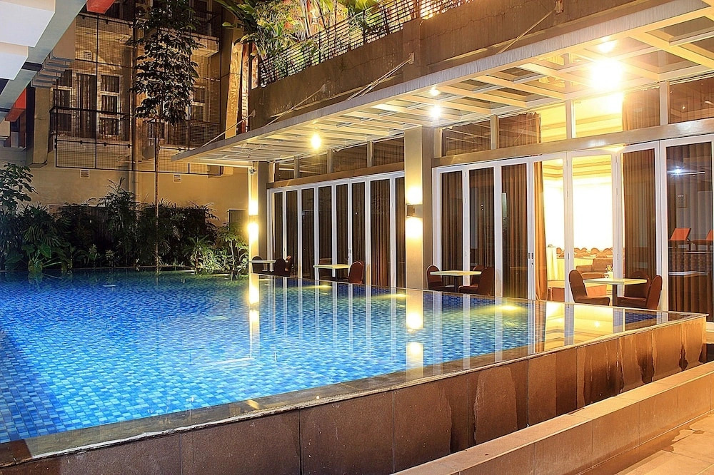 V Hotel & Residence by ZEN Rooms - фото 10