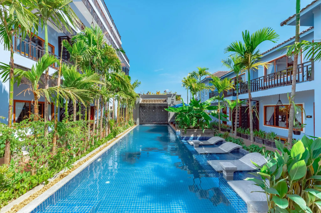 Standard room with pool view