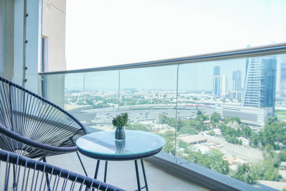 Yogi - Serene Romance in a Stylish Studio with City Views