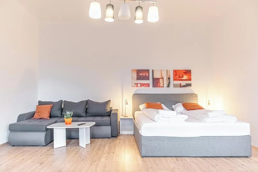 Quick Center Access 2BR Apt For Groups — 4