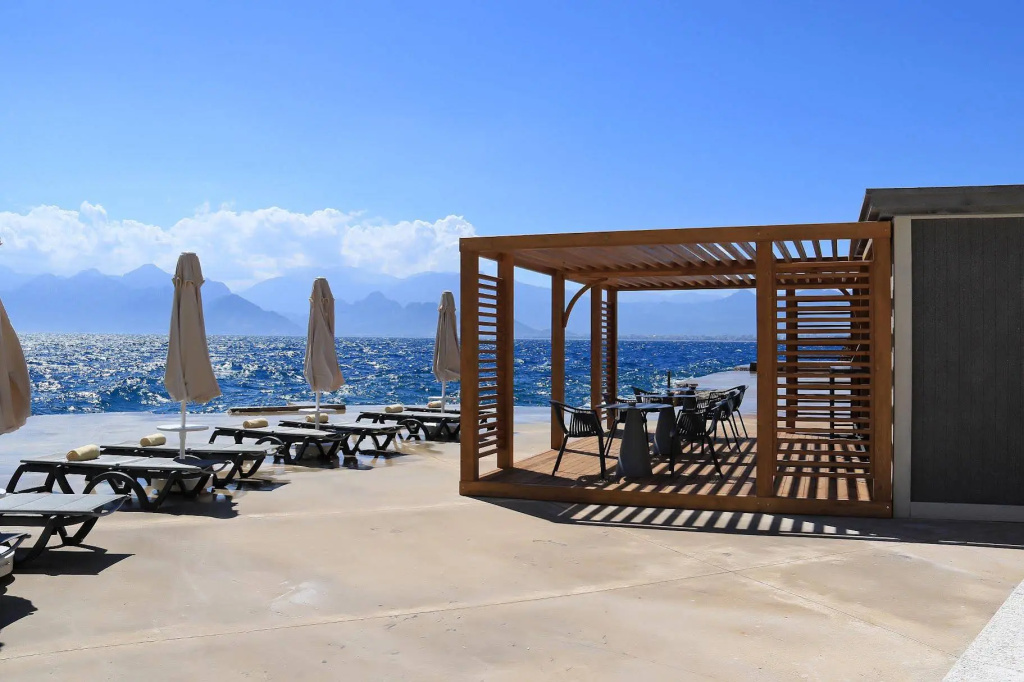 Beach & Waterfront