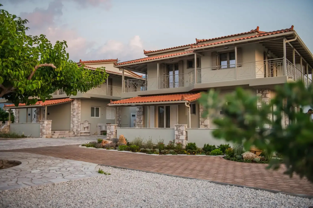 Terra Hélios Suites & Studios