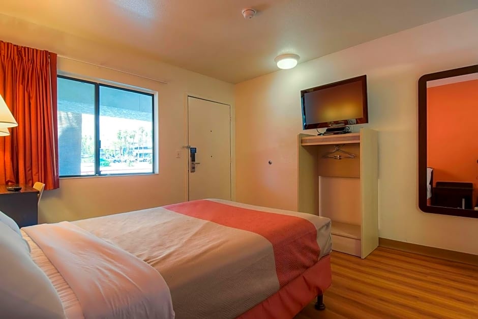 Motel 6 Palm Springs, CA - Downtown Room Type - Deluxe Queen Room