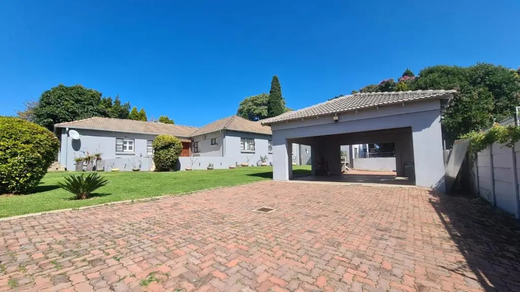 4 bedroom guesthouse in Glenhazel with pool
