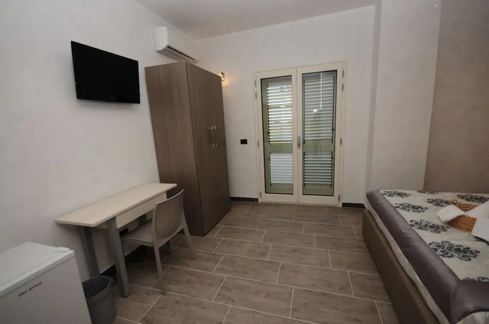Classic Double room with balcony (full double bed)