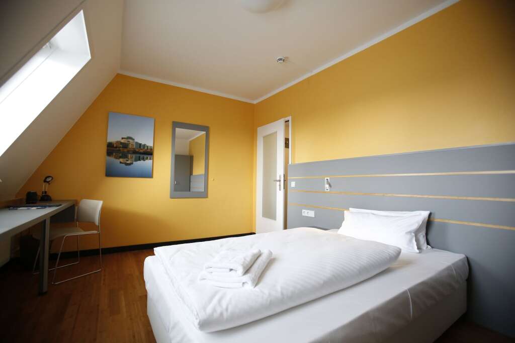 Dietrich-Bonhoeffer-Hotel picture