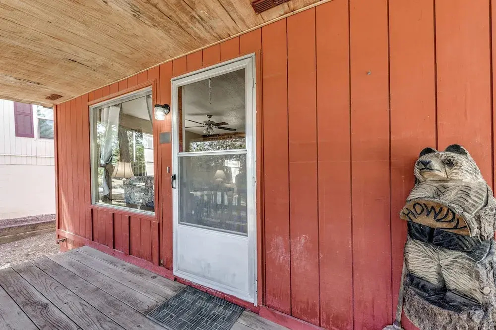 Cozy Cabin w/ Deck < 1 Mi to Midtown Ruidoso!