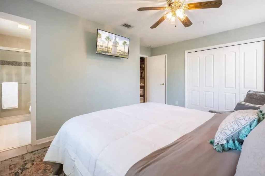 Beach Bungalow 700