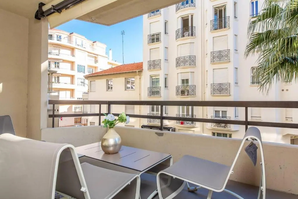 Carlton Area : Luxury & New 2 Beds/ 2 Baths
