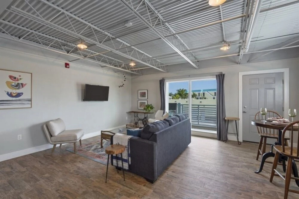 Ocean Jewel 1- Beautifully Renovated Loft Close to Beach and Shops