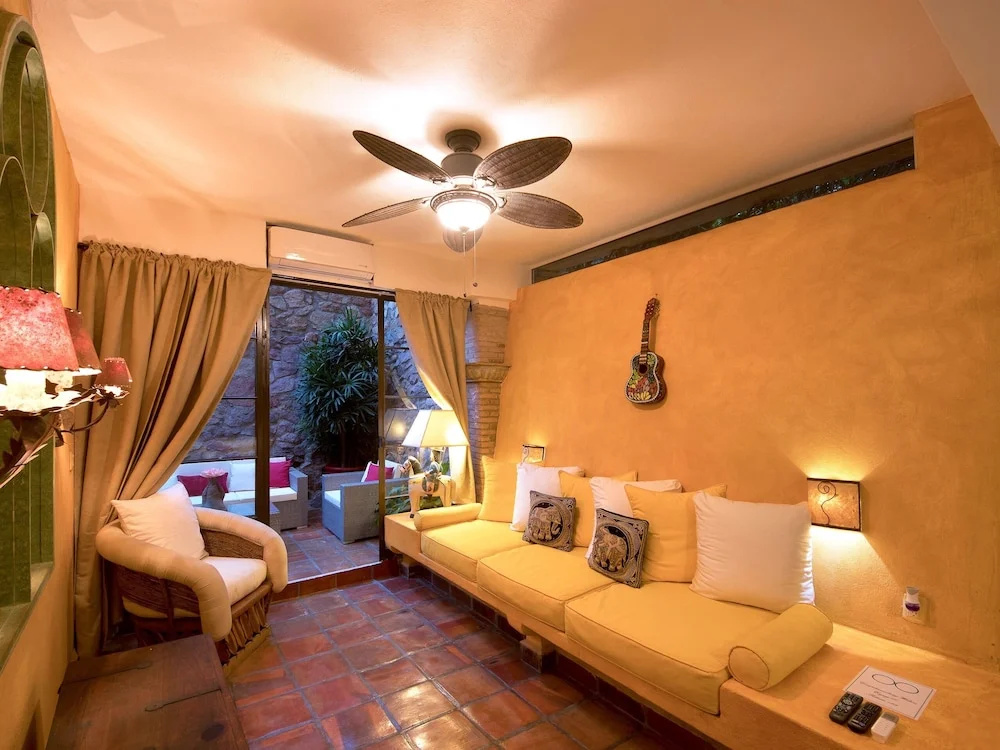 Standard Quadruple room with courtyard view