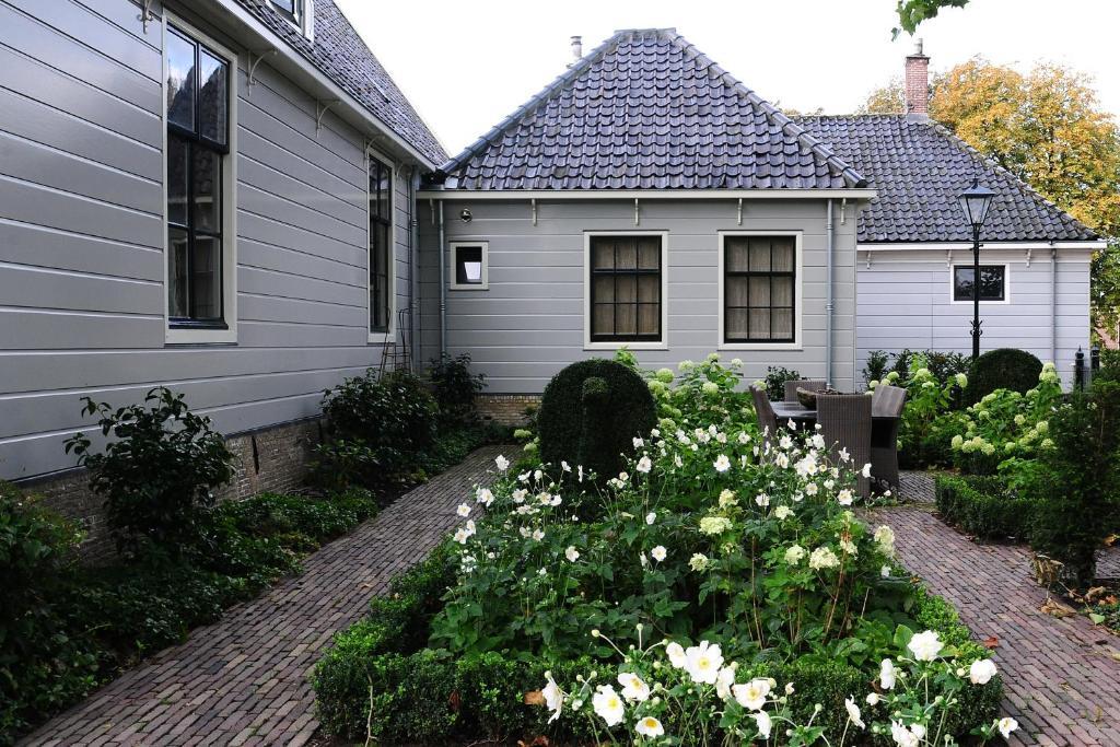 Inn on the Lake by null