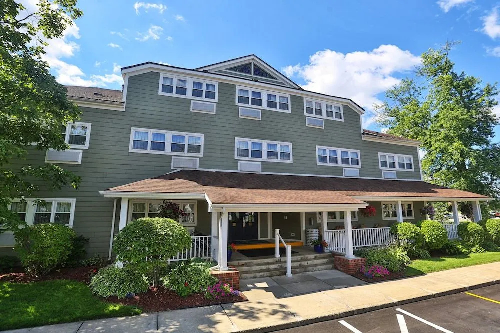 Ivy Court Inn & Suites